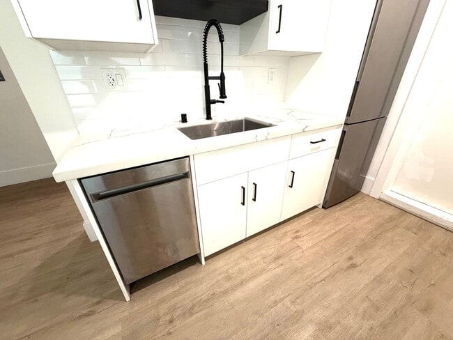 Building Photo - Tastefully remodeled Midtown Sacramento Apartment with Private Backyard Patio!