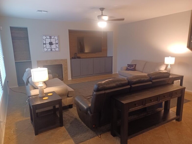 Building Photo - 18096 W Paradise Ln