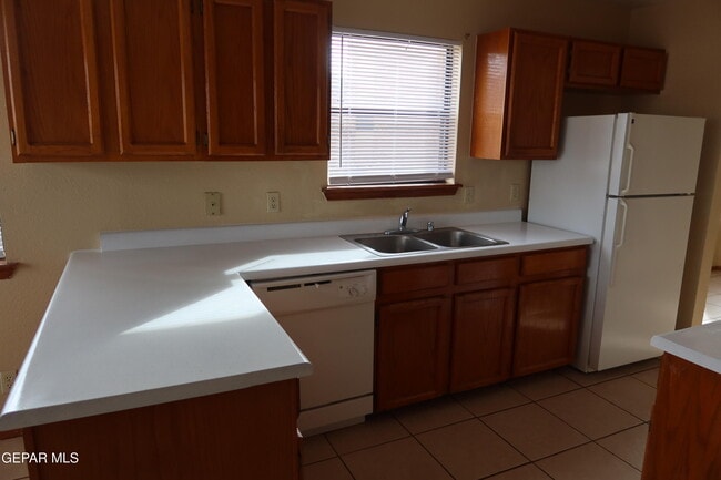 Building Photo - 1137 W Bend Ln
