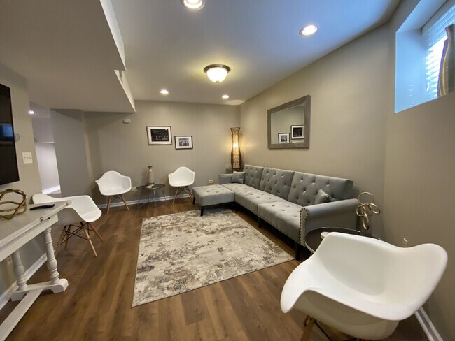 Building Photo - 2219 N Bissell St