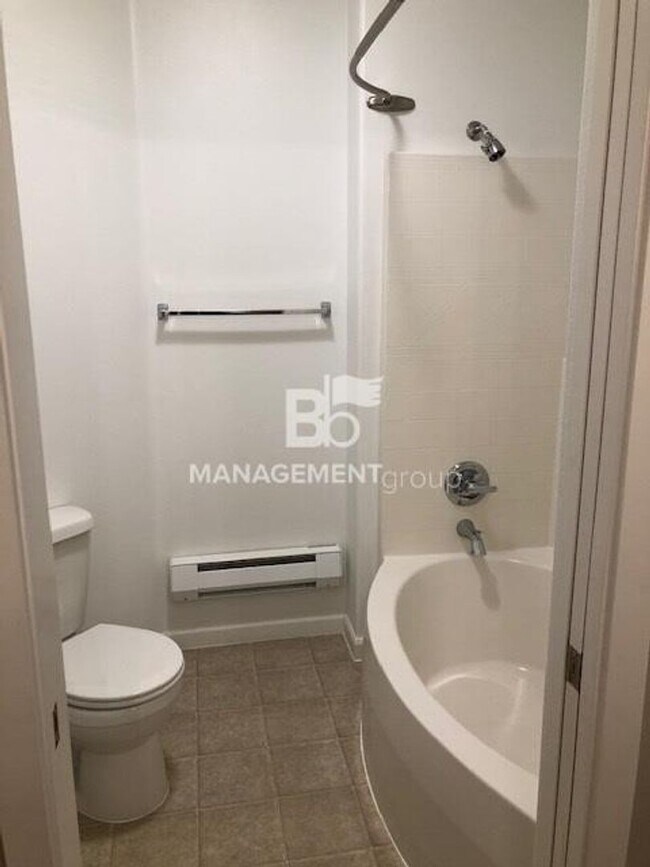 Building Photo - Light & Bright Timberland Condo in NW Portland MUST SEE!!! Garage Included