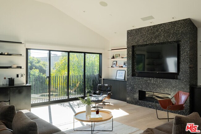 Building Photo - 627 Sunset Ave