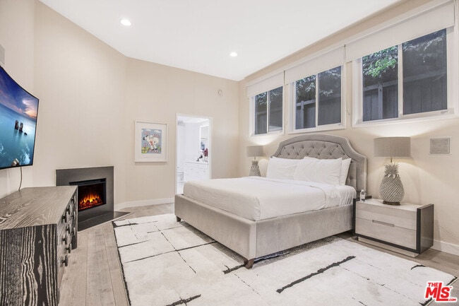 Building Photo - 1833 Franklin Canyon Dr