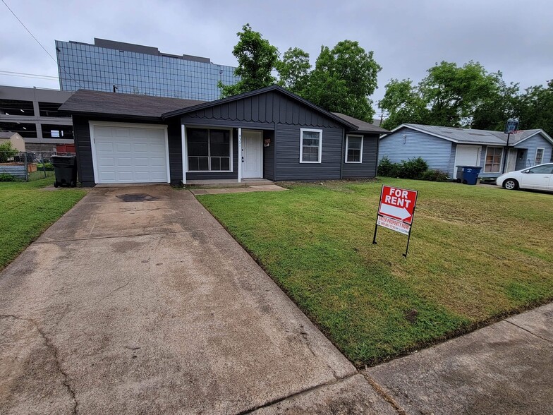 Building Photo - 8321 Bunche Dr