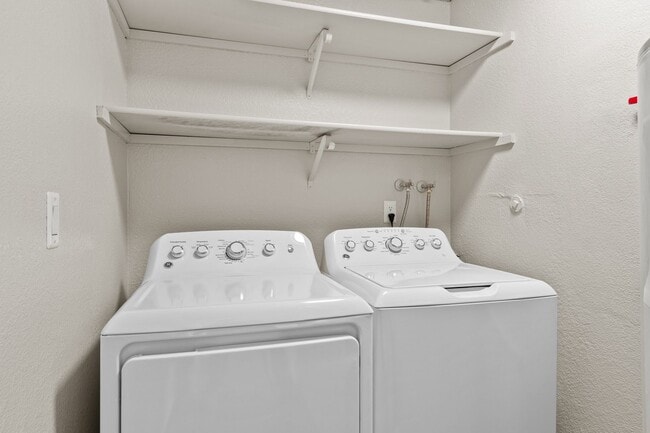 Building Photo - 1100 sq foot 2 bedroom 1.5 bathroom with full size washer/dryer available now!