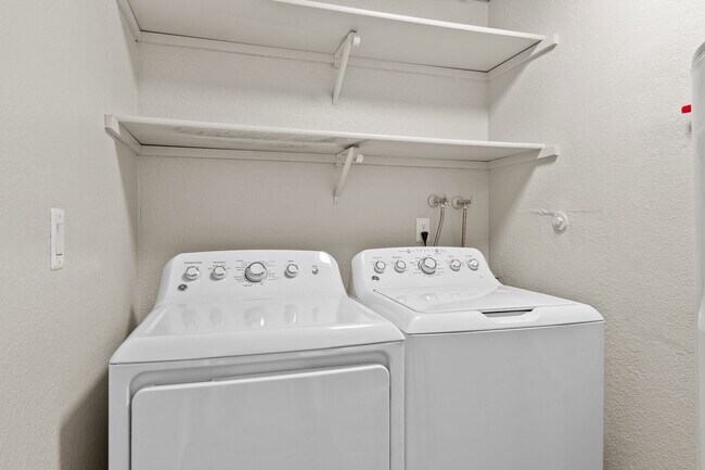 Building Photo - Ground floor 2 bedroom 1 1/2 baths with 1100 square feet!  Dont miss this one with full size wash...