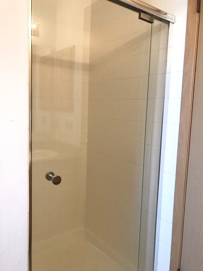 Building Photo - Great 3 bed with huge yard!