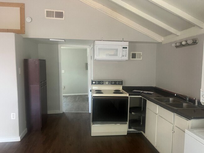 Building Photo - 1 Bed 1 Bath Close to Tech Move in Ready!