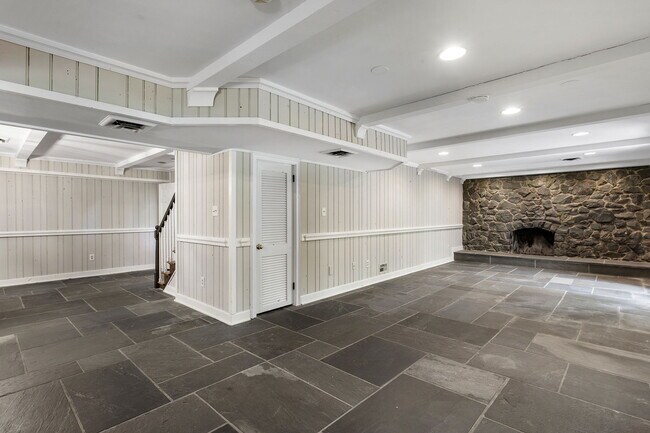 Building Photo - 9900 Kingsbridge Rd