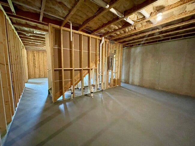 Building Photo - Gorgeous 5 bedroom 3.5 bath home in desira...