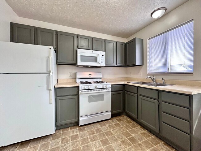 Building Photo - Two Bedroom Townhome In Southeast Grand Rapids