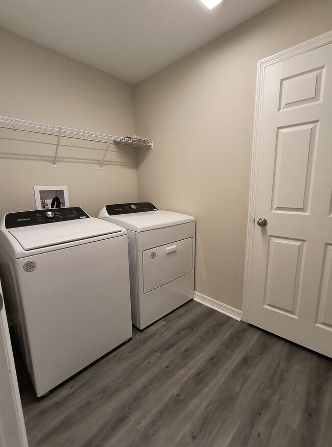 Building Photo - 5 BED 3 BATH SOLAR HOME FOR RENT!! Availab...