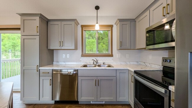 Building Photo - Modern 4-bed, 3-bath Single-Family Home Lo...