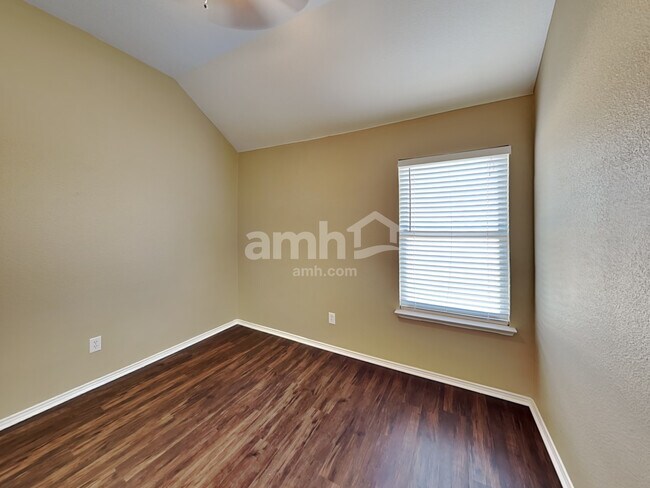 Building Photo - 10437 Manhassett Dr