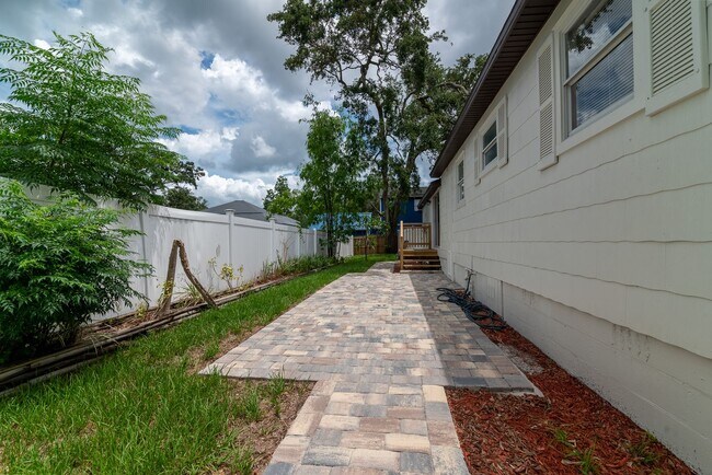 Building Photo - Charming 3BD/2BTH Home with Private Backya...