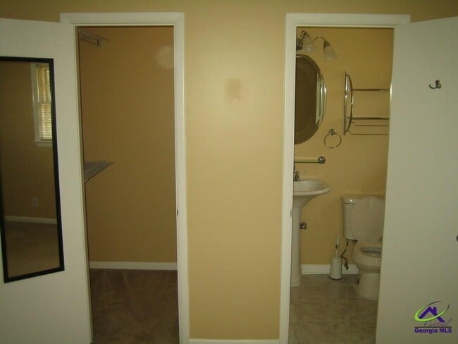 Building Photo - 5 Hampton Square