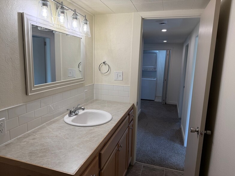 Building Photo - 919 Snow