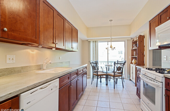 Building Photo - 544 W Parkside Dr