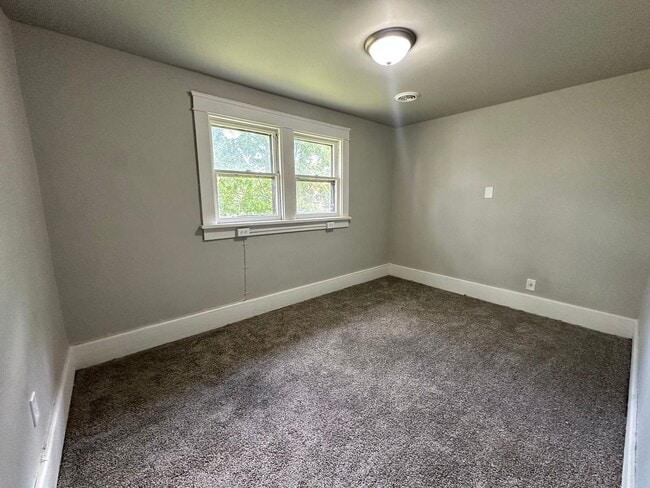 Building Photo - Four Bedroom House Available in Battle Creek!