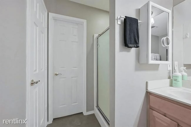 Building Photo - 1303 Hidden Oaks Dr