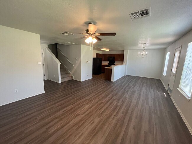 Building Photo - 3/2 in the heart of Del Valle
