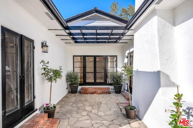 Building Photo - 629 N Rexford Dr