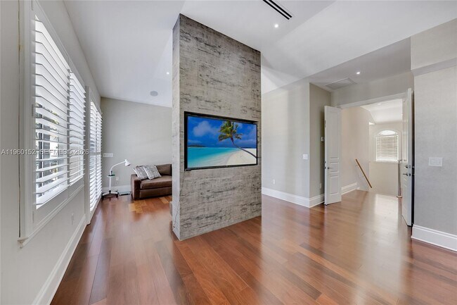 Building Photo - 520 N Pkwy