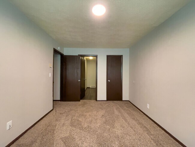 Building Photo - 2213 E Memorial Dr