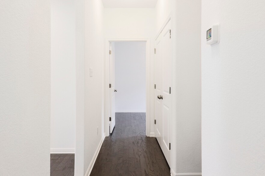 Hallway to rooms 2 and 3 - 17325 Alturas Ave