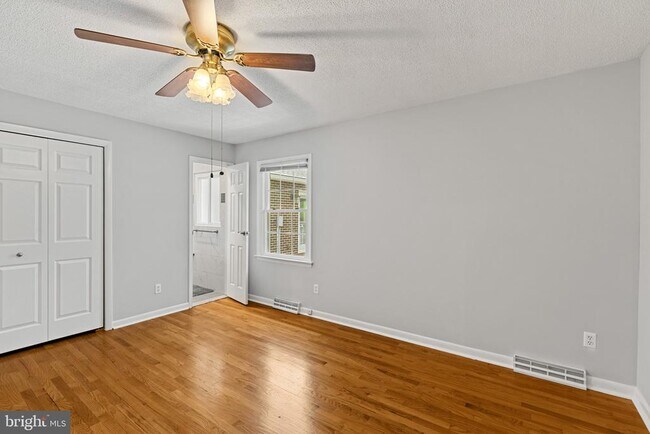 Building Photo - 8006 Woodhaven Ct