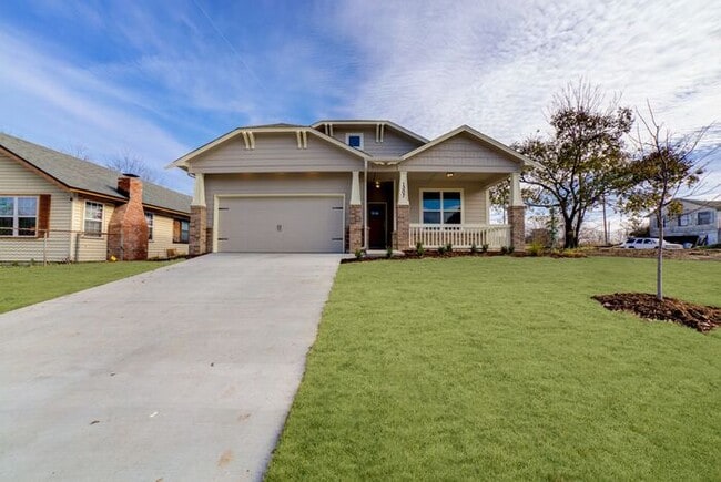 Building Photo - Move In Special! 4/2.5/2 Near Downtown!