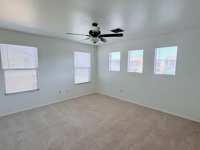 Building Photo - 4 bed/3bath in desirable Paseo Del Rio Community