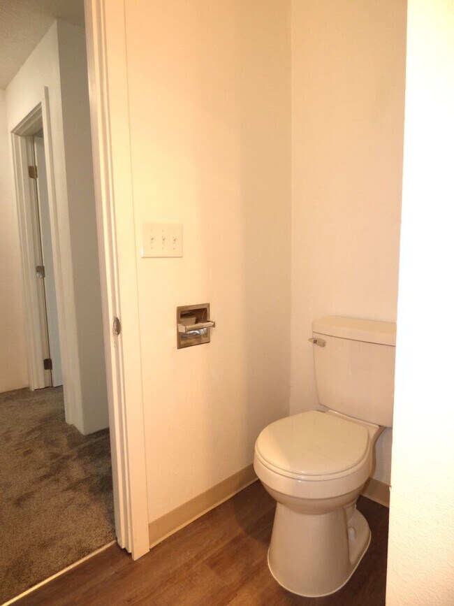Building Photo - Rent Special: 1/2 Off June's Rent!! - 2 bed Townhome