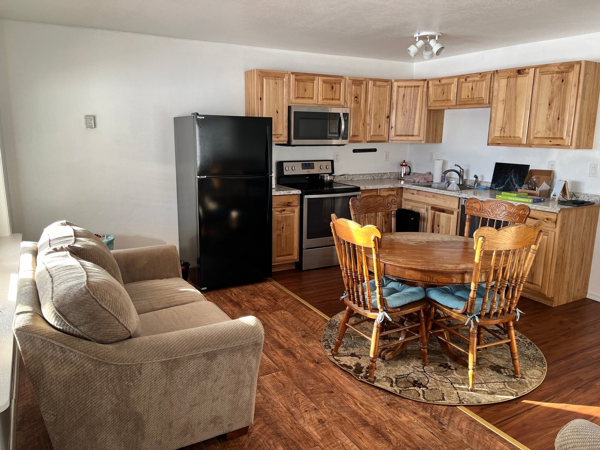 Building Photo - 690 El Rancho Dr