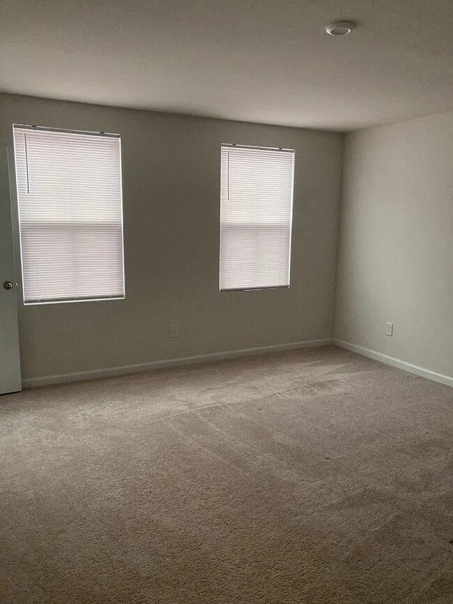 Building Photo - 5 Bedrooms 2.5 Bedrooms