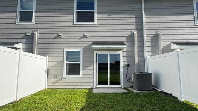 Building Photo - Charming Modern Townhome in Marion Ranch – Prime Ocala Location, Internet, Trash & Lawn Care Incl...