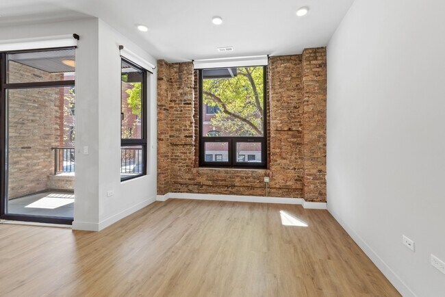 Building Photo - Premiere West Loop 1 Bed/ 1 Bath! Condo Quality Interiors! 4/1 Availability Date!