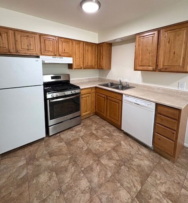 Building Photo - 2 Bedroom Apartment in Holladay!