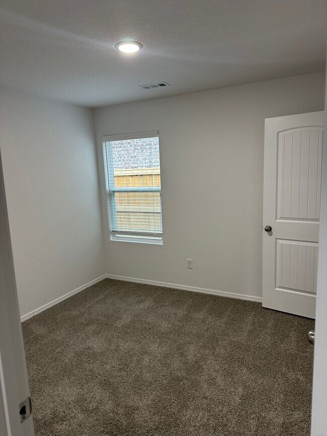Building Photo - Available May 22nd! — Charming 3-Bedroom Home in White Oak Crossing | Cozy Living You’ll Love