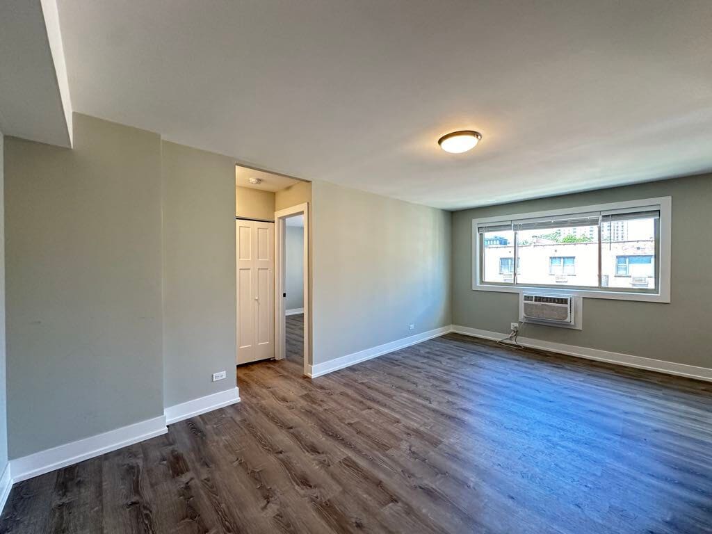 Building Photo - 447 W Surf St
