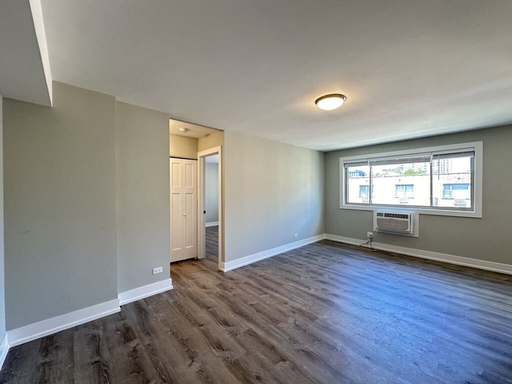Building Photo - 533 W Surf St