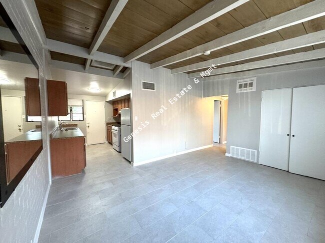 Building Photo - 1 Bedroom 1 bath with private yard! Water,...