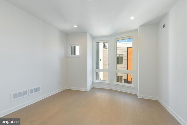 Building Photo - 1509 S Bambrey St