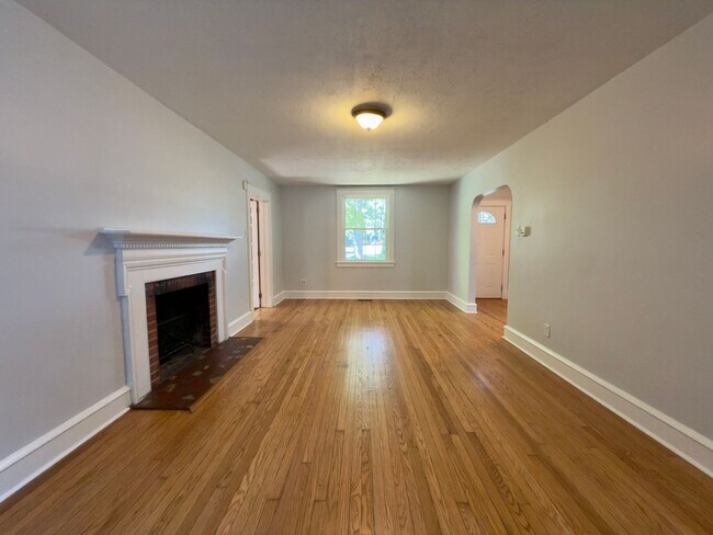 Building Photo - Charming Home!