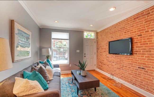 Building Photo - 2 BR 2 BA Townhome with Multi-level Deck