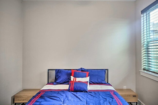 Building Photo - 6403 Bowling Green St