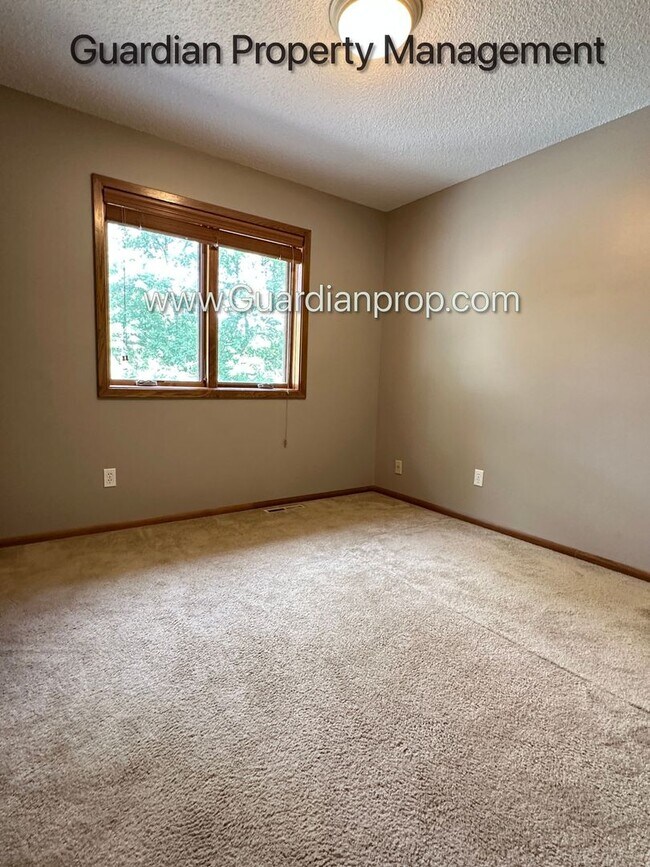 Building Photo - Eden Prairie Single Family Home, 2 Car Garage, Large Fenced Back Yard, September/October Move in