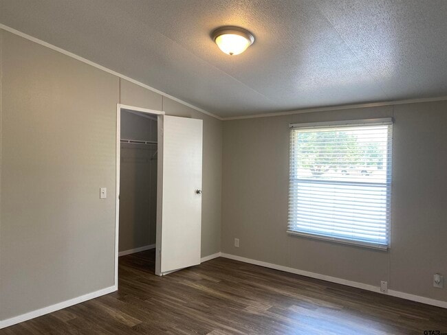 Building Photo - 22944 Shell Shore Dr