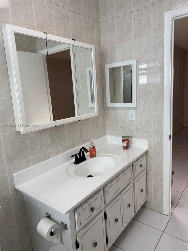 Building Photo - 5061 W Oakland Park Blvd