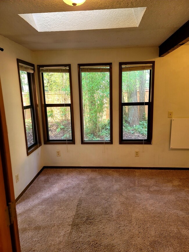 Building Photo - 18220 SW Pheasant Ln